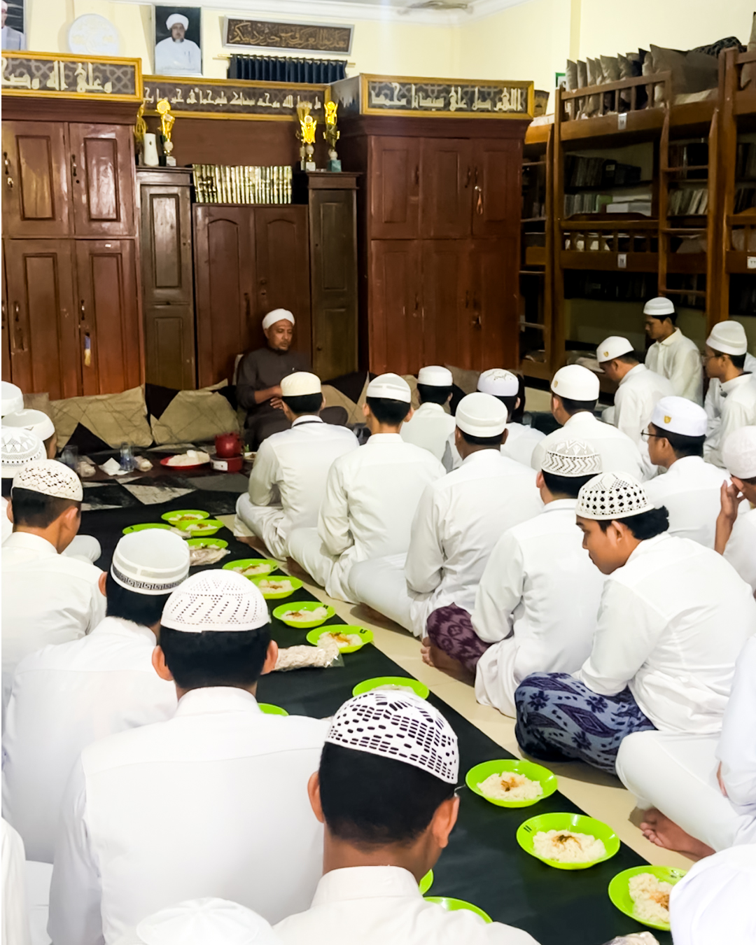 Abuya Habib Zein Baharun Beri Nasihat Akhlak Saat Makan Siang Bersama Santri Kamar 4 Dalwa Pusat